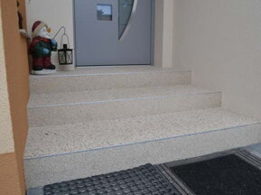 Natursteinteppich für Treppe der Duramark Flooring Systems GmbH