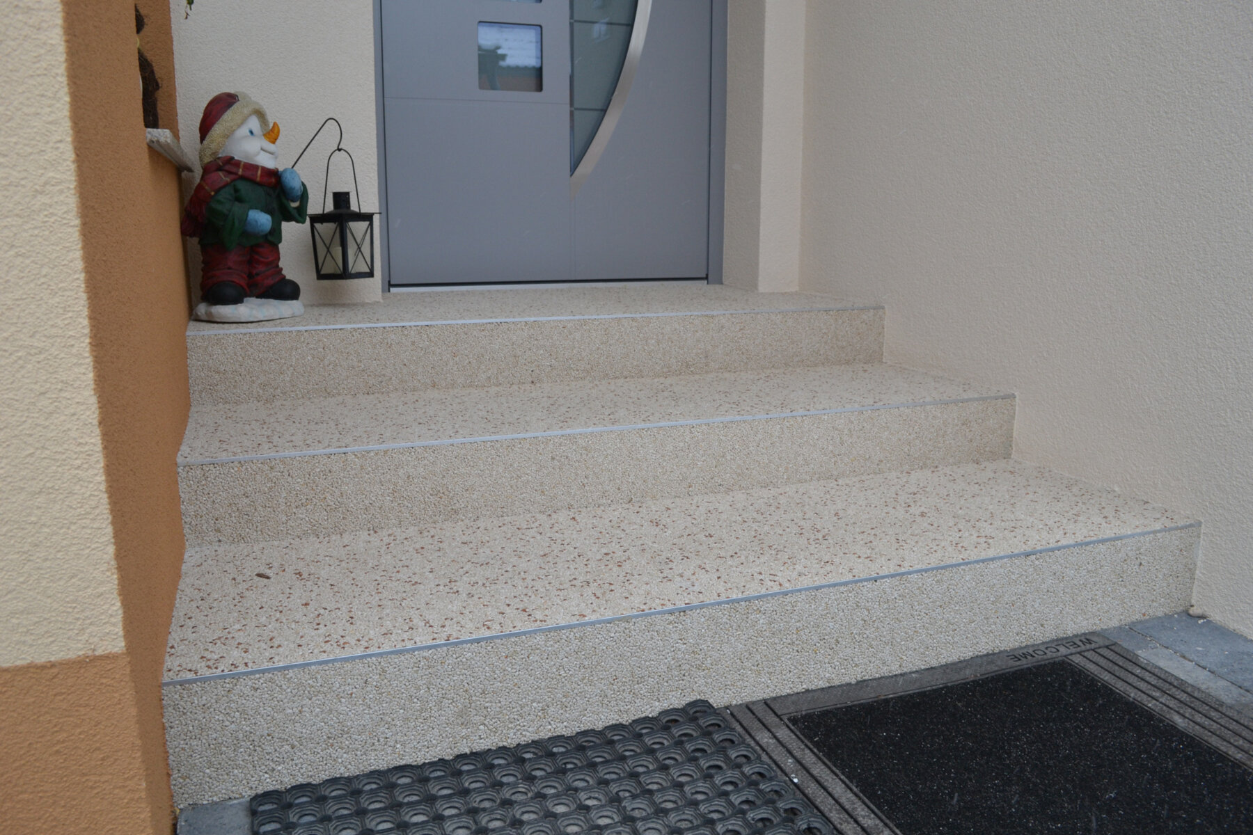 Natursteinteppich für Treppe von der Duramark Flooring Systems GmbH