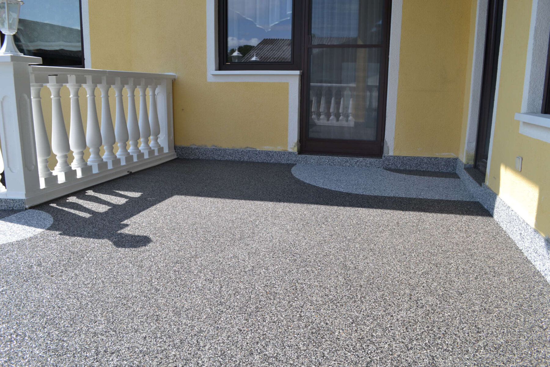 Natursteinteppich für Terrasse von der Duramark Flooring Systems GmbH